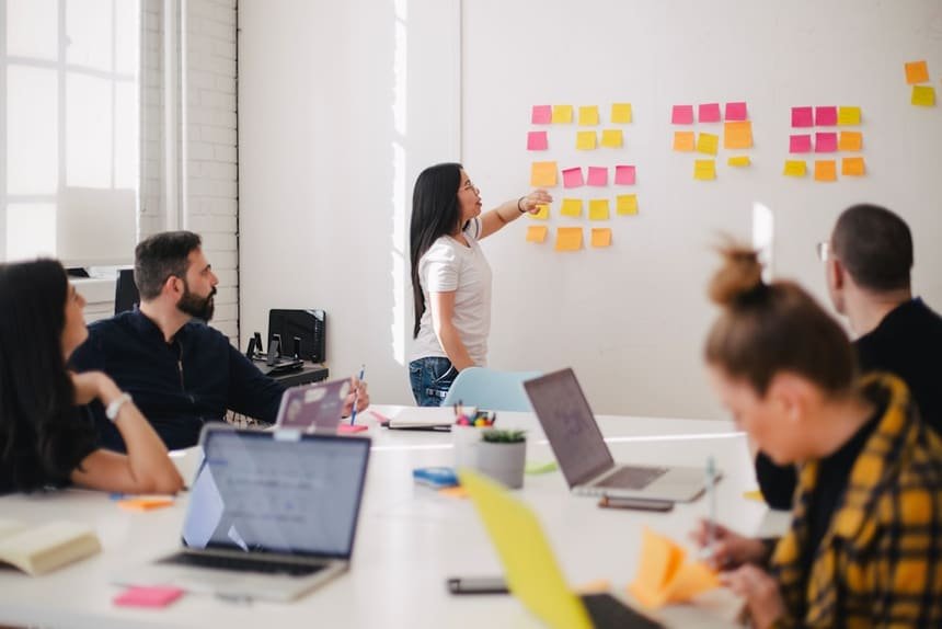 Atelier de formation : participantes travaillant ensemble autour d'un tableau d'idées